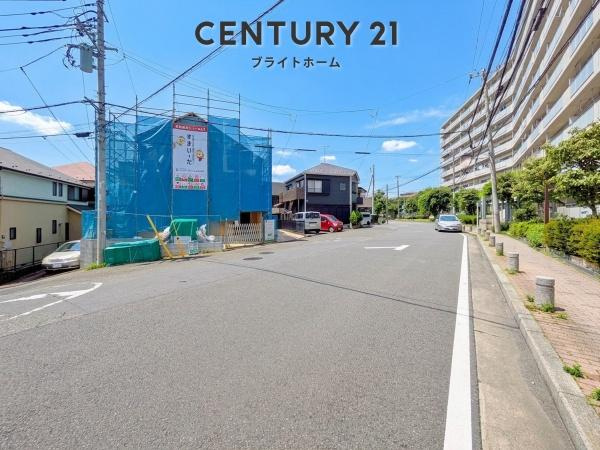 横浜市港北区下田町６丁目の新築一戸建の前面道路含む現地写真|前面道路が広いので、安心して駐車可能です！
是非現地へお越しください。
