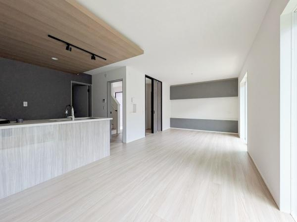 横浜市港北区下田町６丁目の新築一戸建の居間・リビング|対面式のキッチンはお料理中でも家族とのお話も弾みます。
