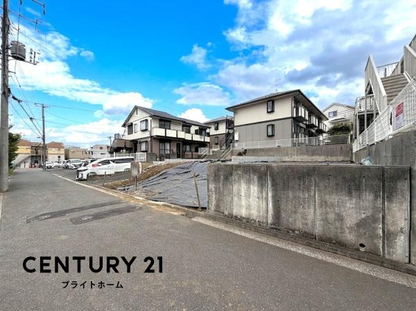 横浜市保土ケ谷区常盤台の新築一戸建の前面道路含む現地写真|車通りが少ない為、小さなお子様にも安心です。
是非一度、現地へ起こしください。