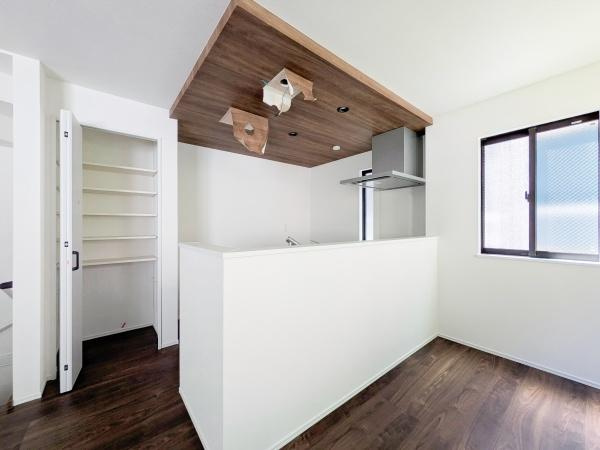 横浜市中区北方町２丁目の新築一戸建のキッチン|パントリー付き！
パントリーがあるとキッチン周りをきれいに保てますね！