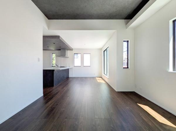 横浜市中区北方町２丁目の新築一戸建の居間・リビング|窓からは明るい光が差し込みます！
電気をつけなくても明るいです。