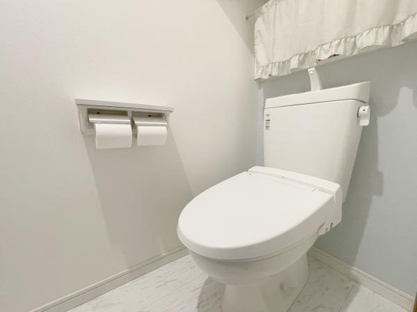 【トイレ】 | 2階にもトイレがあります。
1階にわざわざ降りなくて済むので重宝しますよ♪

