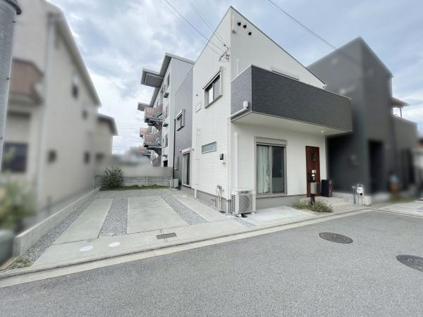 【駐車場】 | お車の出し入れも楽々ですね♪
お車4台(車種制限有)駐車可能です！