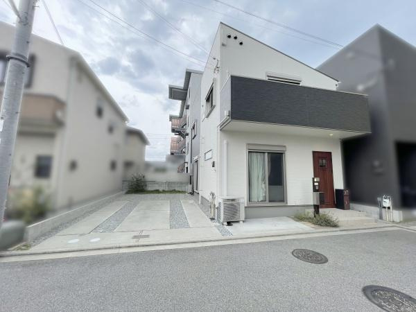 【前面道路含む現地写真】 | 低層の一戸建てを中心とした街並みが整然と続き、周辺は高い建物が建っていないので、採光や開放性に恵まれる環境です。