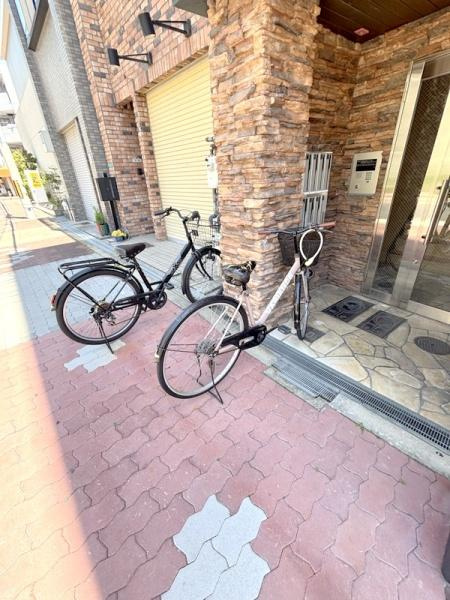 アヴァンス弁天町2の駐車場