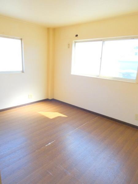 小林西１丁目貸家の洋室|★二面採光★