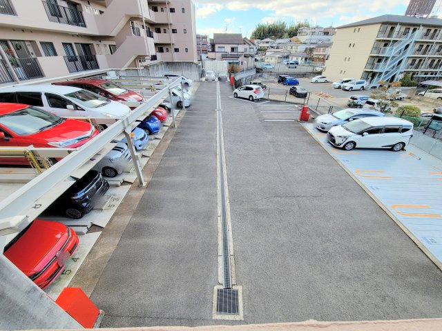 奈良市百楽園１丁目の賃貸マンションの駐車場