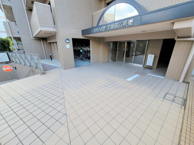 奈良市百楽園１丁目の賃貸マンションのエントランス