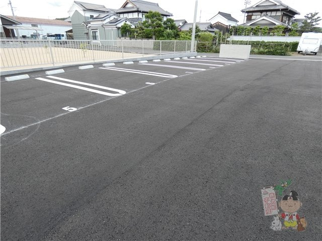 フルールブランの駐車場