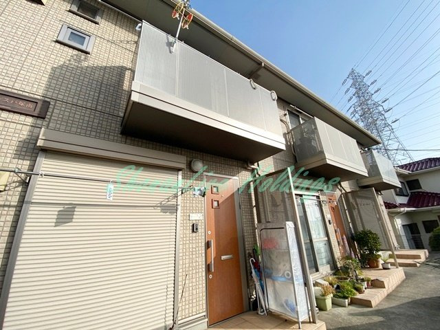 横浜市戸塚区戸塚町のアパートのエントランス