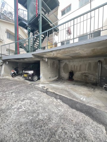 一王山マンションの駐車場