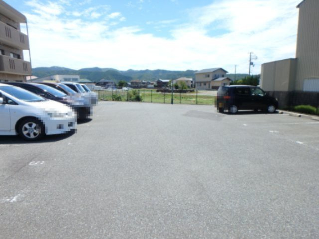 コーポラス・栄Ⅱの駐車場|駐車場があります