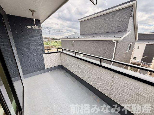 【新築】前橋市富士見町時沢第3　５号棟(全１１棟)　クリエートの家　新築建売分譲のバルコニー|外からの目が気にならないバルコニーで洗濯物が干せます