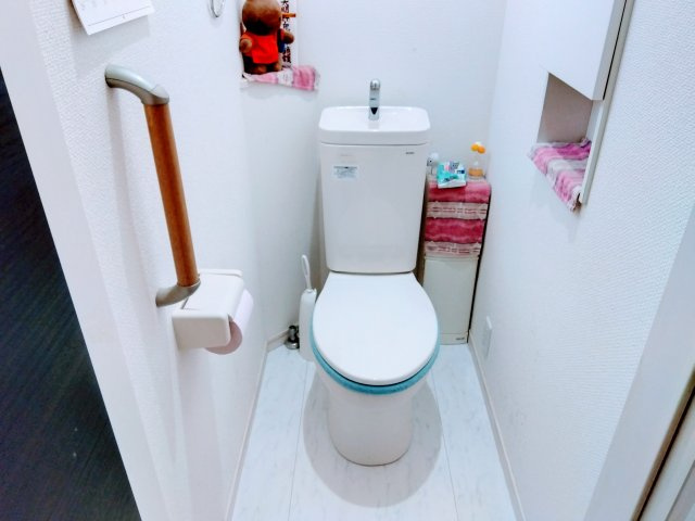 沼津市岡一色の中古一戸建のトイレ|清潔感のあるトイレです。棚があるのでトイレットペーパーの予備や芳香剤が置けます。