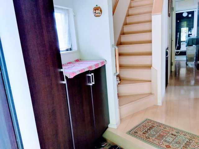 沼津市岡一色の中古一戸建の玄関|小窓があるので明るい玄関です。階段下が収納なっています。