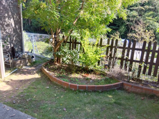 沼津市岡一色の中古一戸建の庭|庭にはシンボルツリーを植えたり、お花を植えたり出来ます。外水洗もあるのが嬉しいですね。