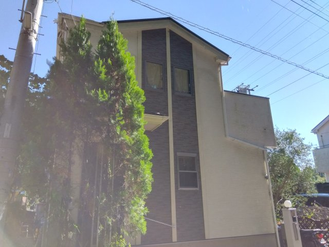 沼津市岡一色の中古一戸建の外観|白とグレーのオシャレな外観です。陽当たりが良く洗濯物も良く乾きそうですね。