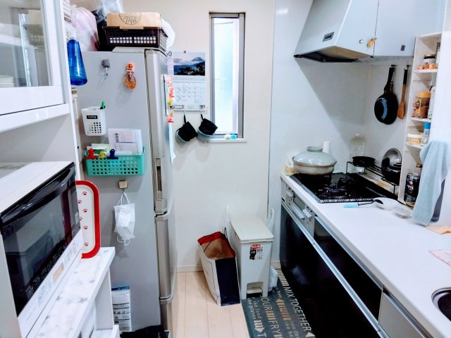沼津市岡一色の中古一戸建のキッチン|キッチン横に窓があるので明るい室内です。調理スペースが広々としているので楽しくお料理出来ますね。