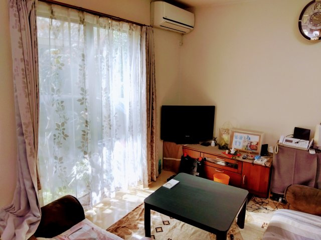 沼津市岡一色の中古一戸建の居間・リビング|大きな窓があるので部屋にやわらかな陽光が注ぎます。家族が自然に集まるような広さのリビングです。