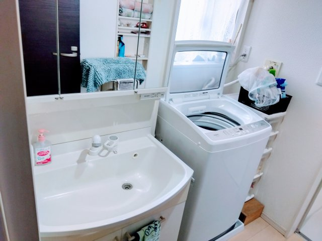 沼津市岡一色の中古一戸建の独立洗面台|独立洗面台があるので収納スペースも多くあります。身支度に便利な三面鏡です。