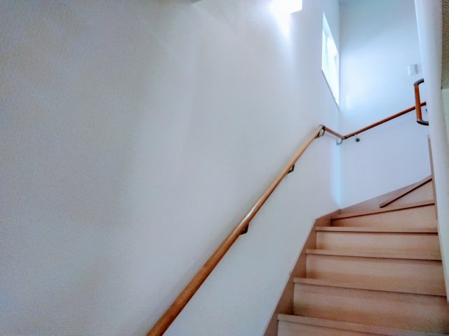 沼津市岡一色の中古一戸建の内装|階段には手摺が付いており安全です。小窓が付いているので明るいです。