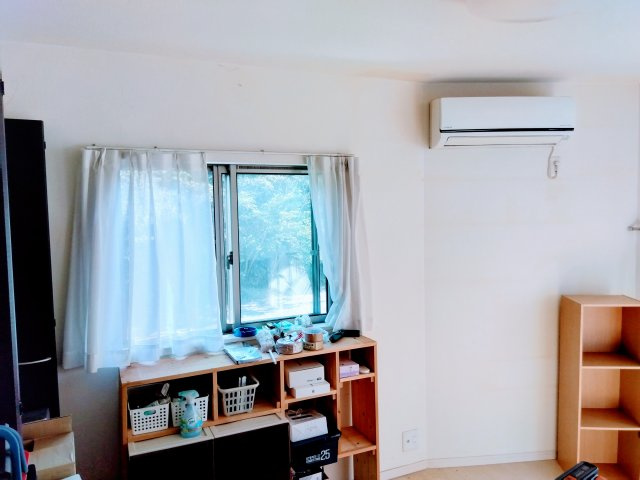 沼津市岡一色の中古一戸建の洋室|白い壁紙で広々した印象の室内です。明るい空間でのびのびと生活できます。