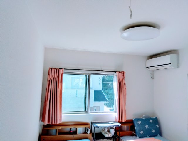 沼津市岡一色の中古一戸建の洋室|築9年なのでとても綺麗な室内です。寝室として使うのもいいですね。
