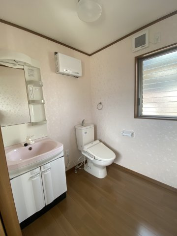 売中古戸建　三島市富士ビレッジのトイレ|トイレが各階にあります。忙しい朝や、ファミリー世帯は助かりますね。