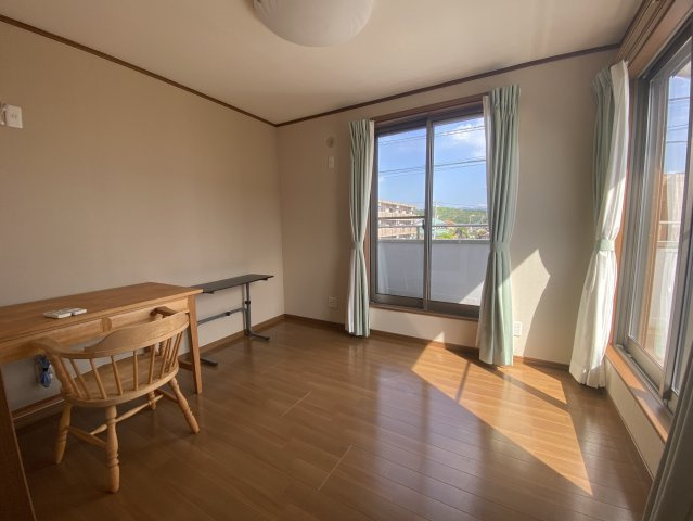 売中古戸建　三島市富士ビレッジの洋室|大きい窓から入るたっぷりの日差しが嬉しいですね。好きなカーテンを選んで自分だけの空間作りが楽しめます。