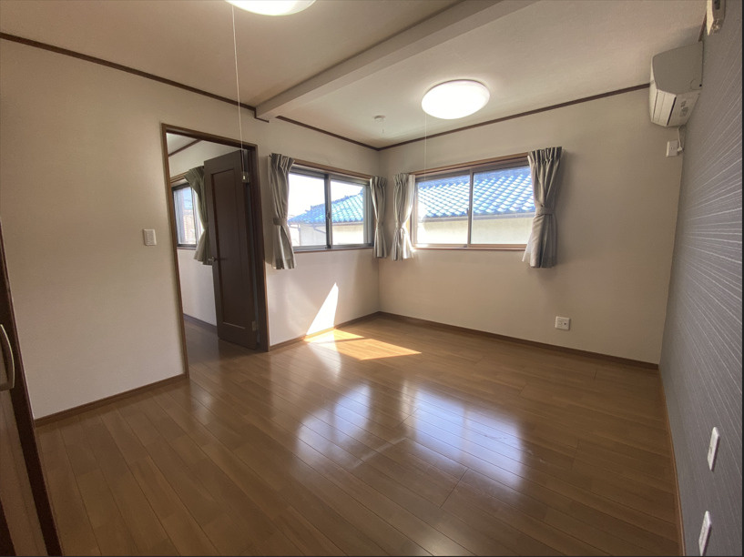 売中古戸建　三島市富士ビレッジの洋室|二面採光なので日差しがたっぷり入ります。また風通しが良く解放感もあります。