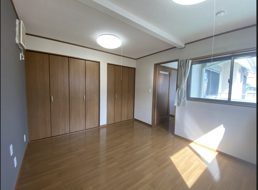 売中古戸建　三島市富士ビレッジの洋室|窓から部屋にやわらかな陽光が注ぎます。明るいフローリングとシンプルな壁紙が心地よい空間を演出してくれます。