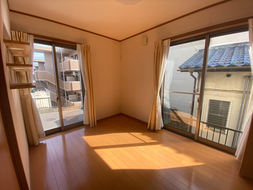 売中古戸建　三島市富士ビレッジの洋室|大きい窓から入るたっぷりの日差しが嬉しいですね。四角い間取りでベッドやデスクなどの家具を自由に配置出来ますね。