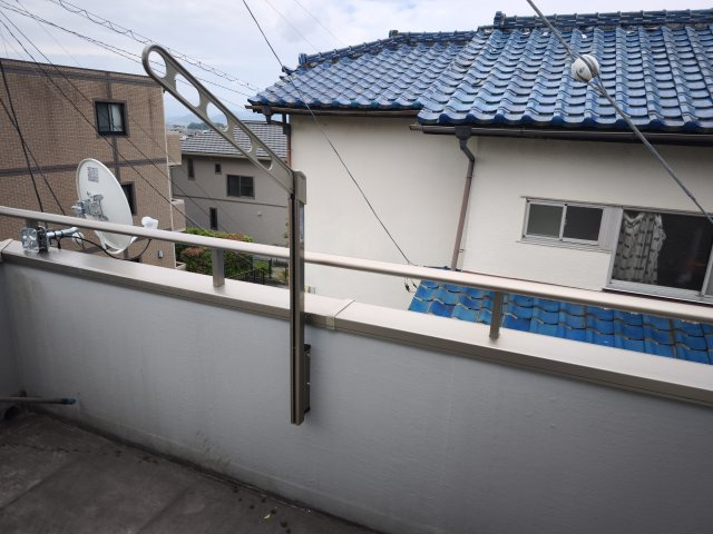 売中古戸建　三島市富士ビレッジのバルコニー|南東側が道路に接しているので陽当たり良好です。太陽光発電があります。停電時にも電気が使えてとても助かります。