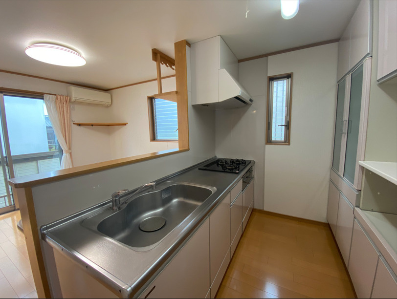 売中古戸建　三島市富士ビレッジのキッチン|背面に備え付けのカップボードがあります。食器をしまっておけるのでスッキリした印象になります。