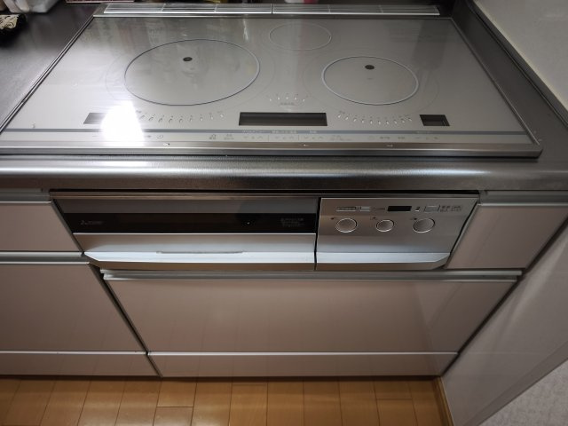 売中古戸建　三島市富士ビレッジのキッチン|ＩＨクッキンヒーターで火を使わないので安全です。調理スペースが広々としているので楽しくお料理出来ますね。