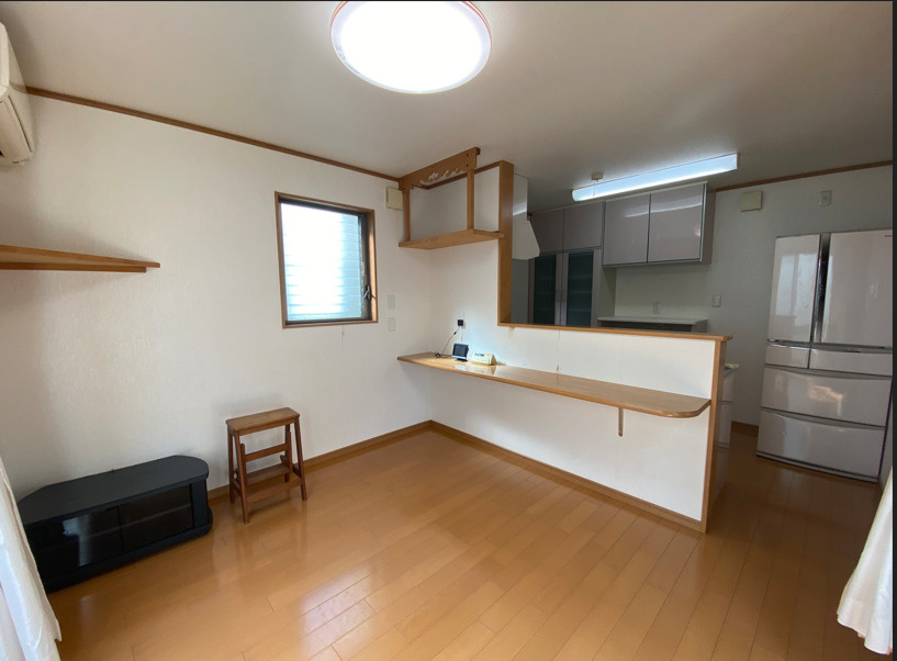 売中古戸建　三島市富士ビレッジの居間・リビング|大きい窓があるので明るい空間でのびのびと生活できます。リビングが広々としているので、ご家族でゆっくりくつろげますね。