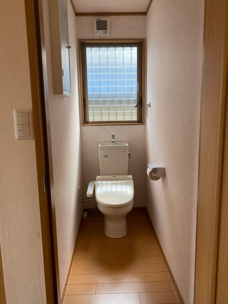 売中古戸建　三島市富士ビレッジのトイレ|トイレには窓があり明るい室内です。リフォームしてあるので綺麗になっています。