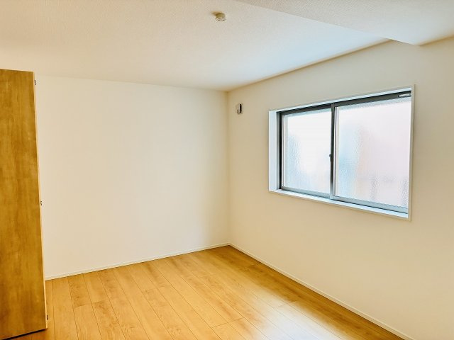 八王子市　元横山町　新築一戸建ての寝室|～1階7.5帖の主寝室　ベッドなど大型家具のレイアウトも楽しめる広さ～