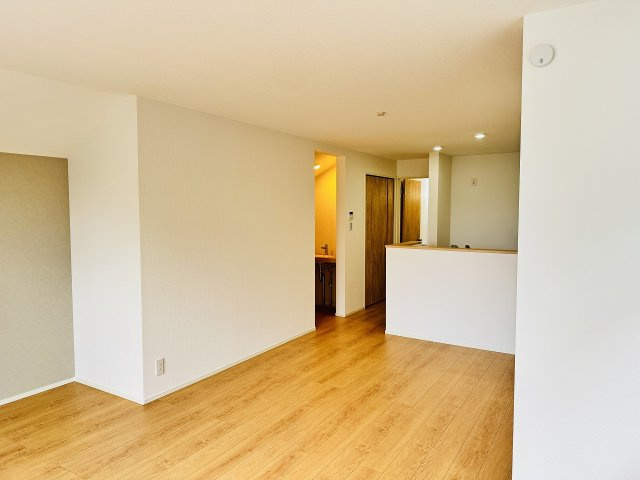 八王子市　元横山町　新築一戸建ての居間・リビング|～2階18.0帖の明るいLDKで、家族団欒の時間をお過ごしいただけます～