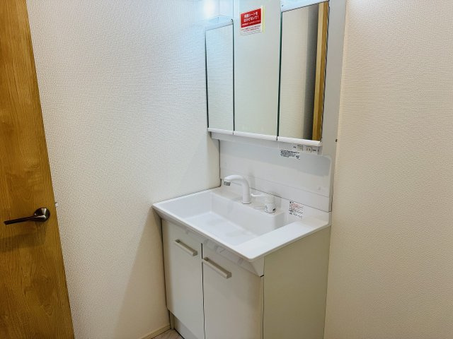 八王子市　元横山町　新築一戸建ての独立洗面台|～３面鏡付きの独立洗面台　細々している物をスッキリ収納出来ます～