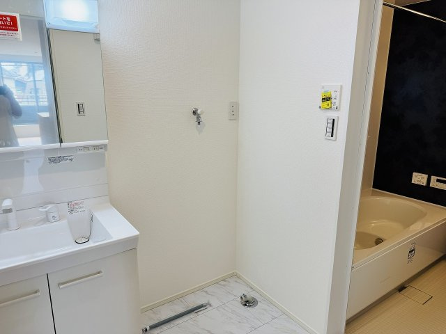 八王子市　元横山町　新築一戸建ての脱衣所|～窓付きで明るい洗面所　換気もしやすいです～