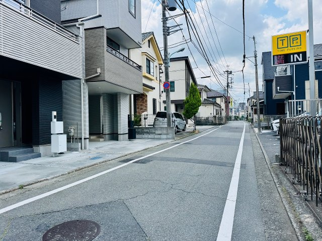 八王子市　元横山町　新築一戸建ての前面道路含む現地写真|～西側4.8ｍ道路に面しています～
