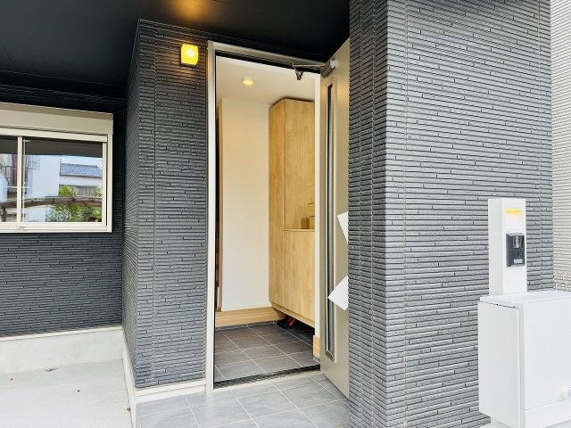 八王子市　元横山町　新築一戸建ての玄関|～玄関は安心のWロックキーを採用～