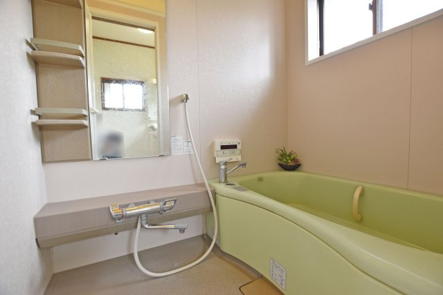 宝塚市平井山荘中古一戸建て│5SLDK＋駐車1台可の浴室|ゆとりのある浴室で、心地よいリラックスタイムをお過ごしいただけます。