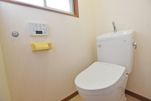 宝塚市平井山荘中古一戸建て│5SLDK＋駐車1台可のトイレ|トイレにはウォシュレット機能が付いており、清潔で心地よくご利用いただけます。