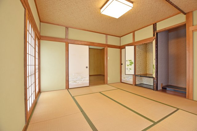 宝塚市平井山荘中古一戸建て│5SLDK＋駐車1台可の和室|約8帖
和室ならではの使い勝手の良さがあり、来客対応やお子様の遊び場など幅広く活用できます。