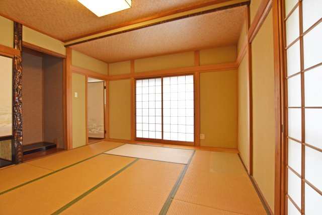 宝塚市平井山荘中古一戸建て│5SLDK＋駐車1台可の和室|畳の香りとやわらかな感触に包まれ、ほっとできる空間です。