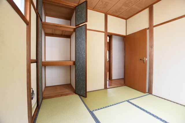 宝塚市平井山荘中古一戸建て│5SLDK＋駐車1台可の和室|ちょっとした休憩時の癒しの空間としてはもちろん、客間やお子様のお昼寝スペースとしても活用できます。