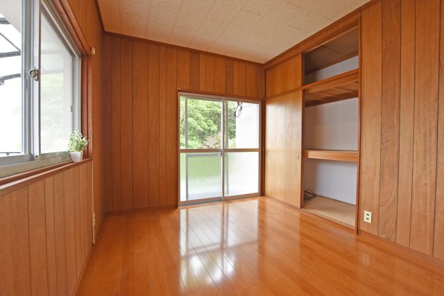 宝塚市平井山荘中古一戸建て│5SLDK＋駐車1台可の洋室|こちらのお部屋はバルコニーに面しており、お布団も楽に干していただけます。
