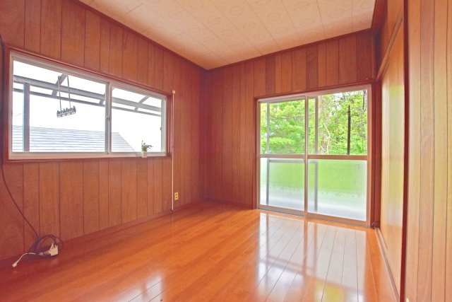 宝塚市平井山荘中古一戸建て│5SLDK＋駐車1台可の洋室|子ども部屋に適した広さがあり、学習机やベッドもゆったりとレイアウトできます。